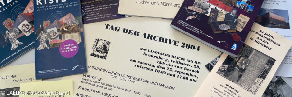 Kollage von Flyern und Publikationen des LAELKB