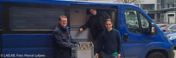 Das Archivpflegeteam vor dem Bus des LAELKB.