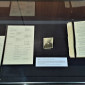 Ausstellungsvitrine 1: Zeittafel des Vereins für bayerische Kirchengeschichte, Foto von Pfarrer Lic. Hermann Clauß und Umfrage über den Stand der bayerischen Kirchengeschichte (1919/1920)