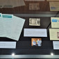 Ausstellungsvitrine 3: Werbeblätter zur 75-Jahr-Feier (1999), Fotos des alten Archivgebäudes und Prof. Dr. Keller und Frau Lang-Leupold und Beispiele moderner Angebote für Mitglieder