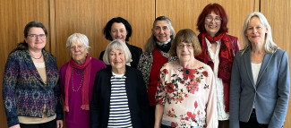 Engagierte Frauen in der Landeskirche (v.l.n.r.): Auguste Zeiß-Horbach, Barbara Dietzfelbinger, Sigrid Schneider-Grube, Dr. Andrea König, Dorothea Friedrich, Helga Täger, Dorothee Tröger und Archivleiterin Dr. Alexandra Lutz 