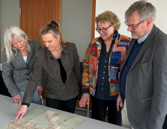 Besuch der Staatsministerin Katja Keul im LAELKB (v.l.n.r.: Archivdirektorin Dr. Alexandra Lutz, Staatsministerin Katja Keul, Heide Lienert-Emmerlich (Mission EineWelt) und Direktor von Mission EineWelt Pfarrer DMin Hanns Hoerschelmann)