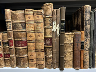 Regalboden mit Kirchenbüchern