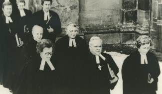 Einzug zur Ordinationsfeier von Elisabeth Wolf und Elisabeth Neunzig vom 16.01.1977