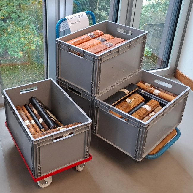 In Kisten verpackte Kirchenbücher, die für den Rücktransport in das Dekanat vorbereitet werden.