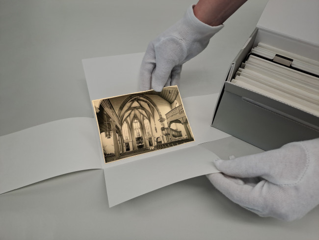 Beispiel der Aufbewahrung von Fotos im LAELKB in Klappumschlägen und Foto-Kartons.