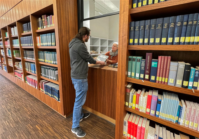 Archivalienausgabe im Lesesaal