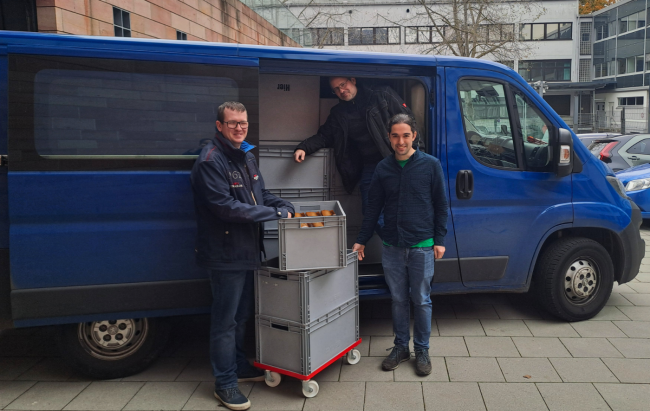 Das Archivpflegeteam vor dem Bus des LAELKB.