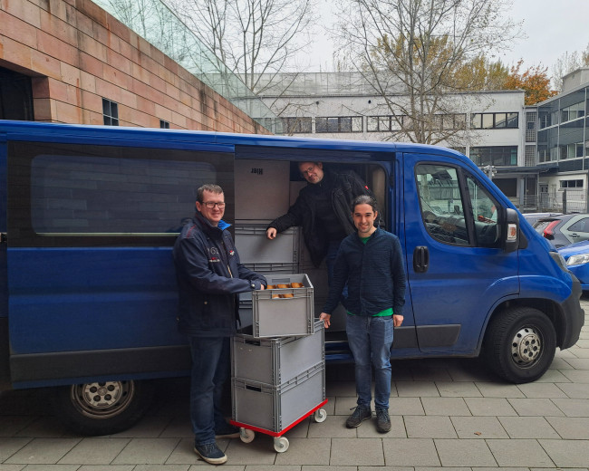 Das Archivpflegeteam vor dem Bus des LAELKB.