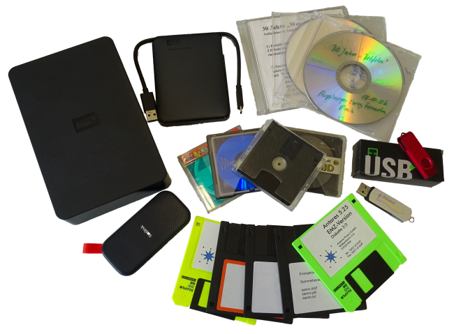 Auswahl von Datenträgern digitaler Medien aus der AV-Mediensammlung