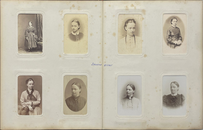 Seite 2 des Fotoalbums mit Bildern von Johanna Wiener
