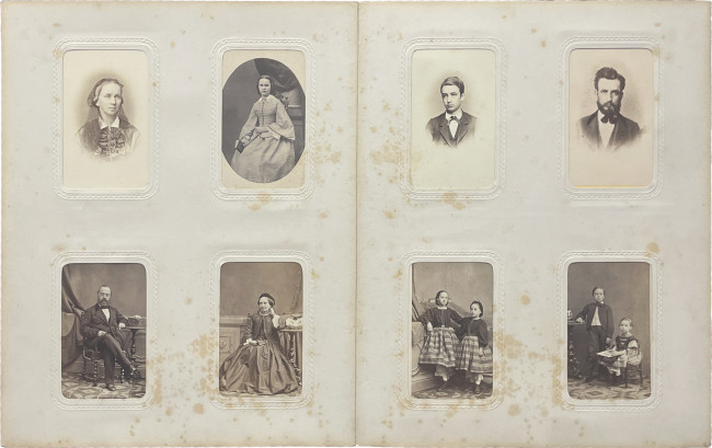 Seite 1 des Fotoalbums mit Bildern der Familie Wiener