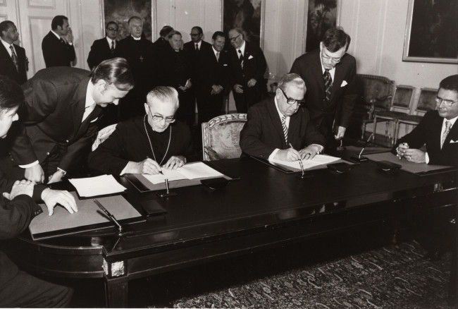 Unterzeichnung der Ratifizierung des Staatsvertrages vom 07.10.1968 durch Landesbischof Hermann Dietzfelbinger und dem bayerischen Ministerpräsidenten Alfons Goppel