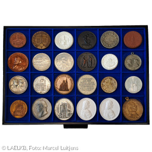 Münzbox mit 24 Münzen als Beispiel der Münzsammlung